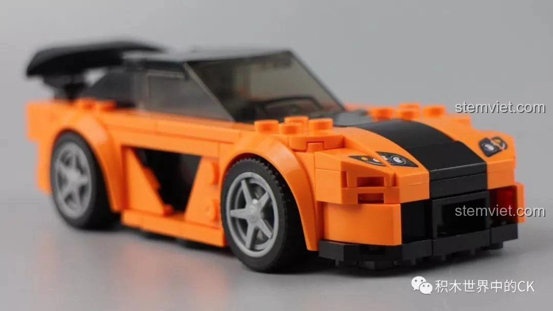 Mô hình xe Mazda RX7 Sembo Block 607047 màu cam với phần mui xe được tháo rời, cho thấy khoang lái và ghế ngồi. Đồ chơi lắp ráp xe thể thao.