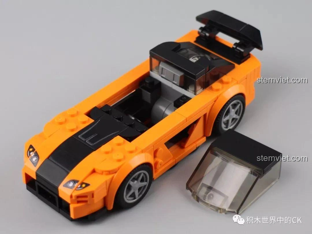 Mô hình xe Mazda RX7 Sembo Block 607047 màu cam và minifigure đi kèm, tạo nên một cảnh tượng hoàn chỉnh và sống động. Đồ chơi lắp ráp xe hơi.