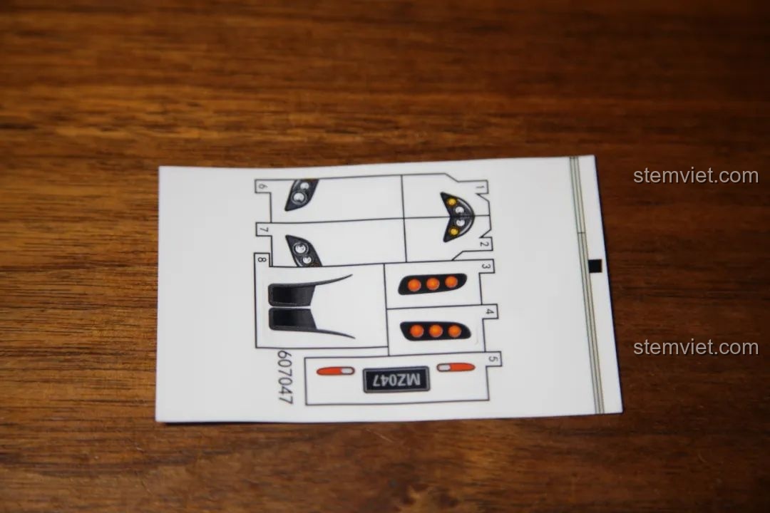 Mô hình Sembo Block 607047 Mazda RX7 hoàn chỉnh, nhìn từ bên hông.