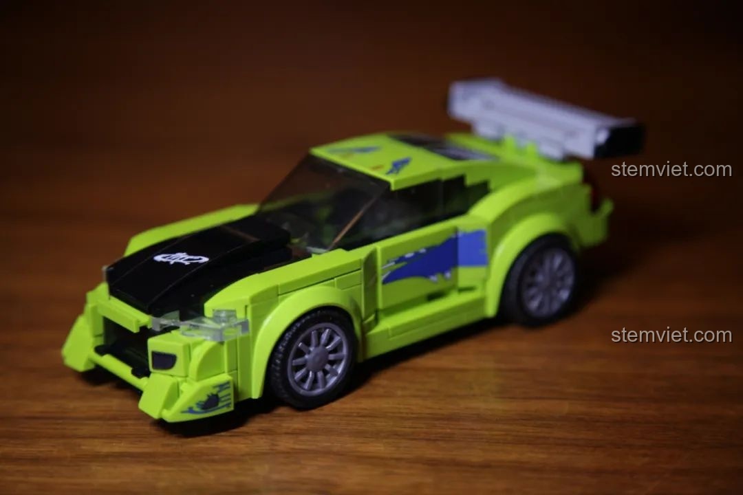 Minifigure của Sembo Block 607047 Mazda RX7 ngồi trong khoang lái.