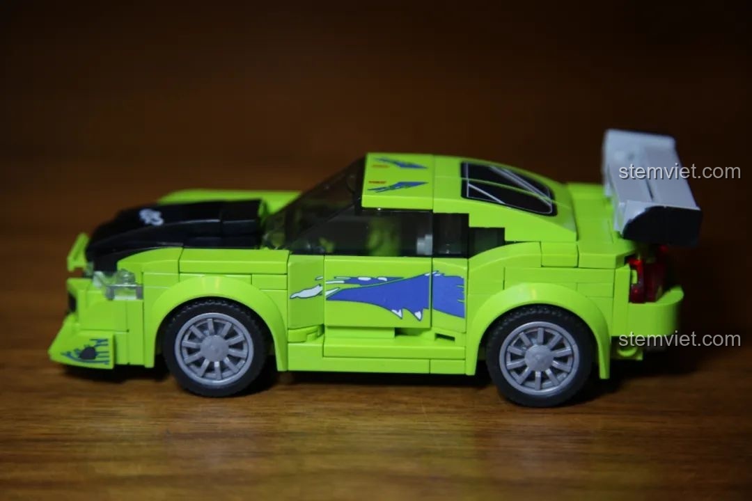 Minifigure của Sembo Block 607047 Mazda RX7 đứng cạnh mô hình.