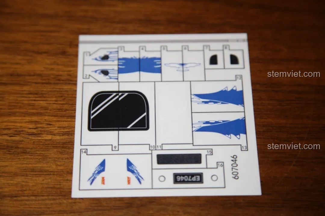 Hộp Sembo Block 607047 Mazda RX7 mở ra, lộ các túi mảnh ghép và sách hướng dẫn.