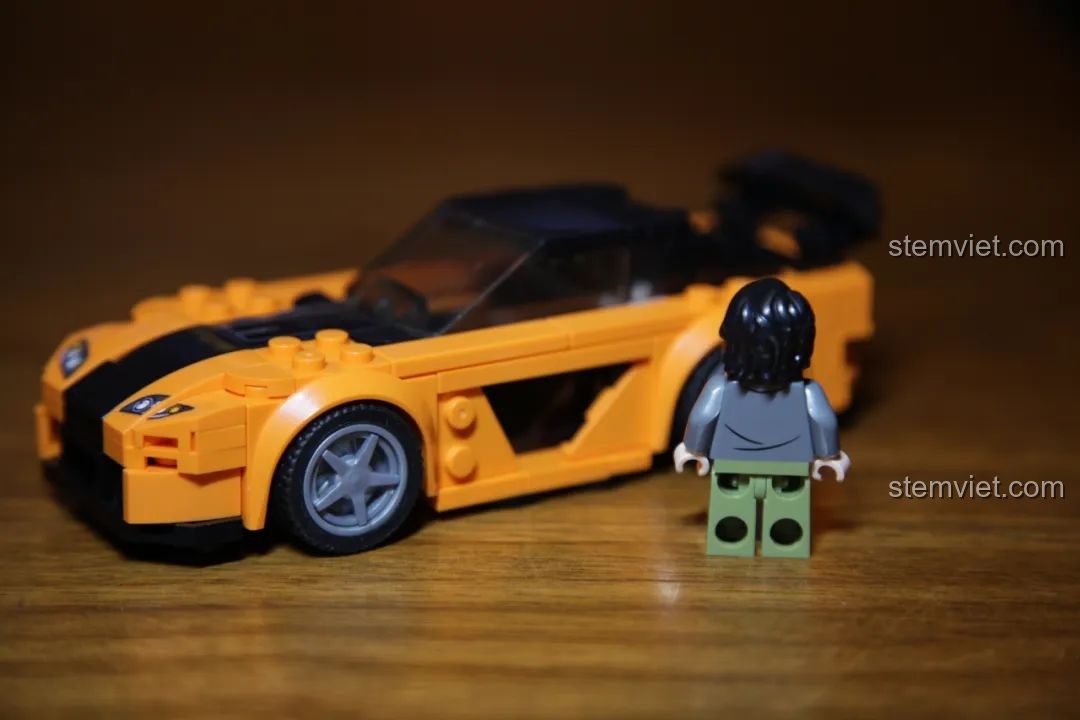 Cận cảnh bánh xe của mô hình Sembo Block 607047 Mazda RX7.