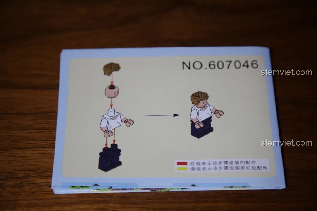 Minifigure của Sembo Block 607048 Chevrolet Chevelle SS đứng cạnh mô hình.