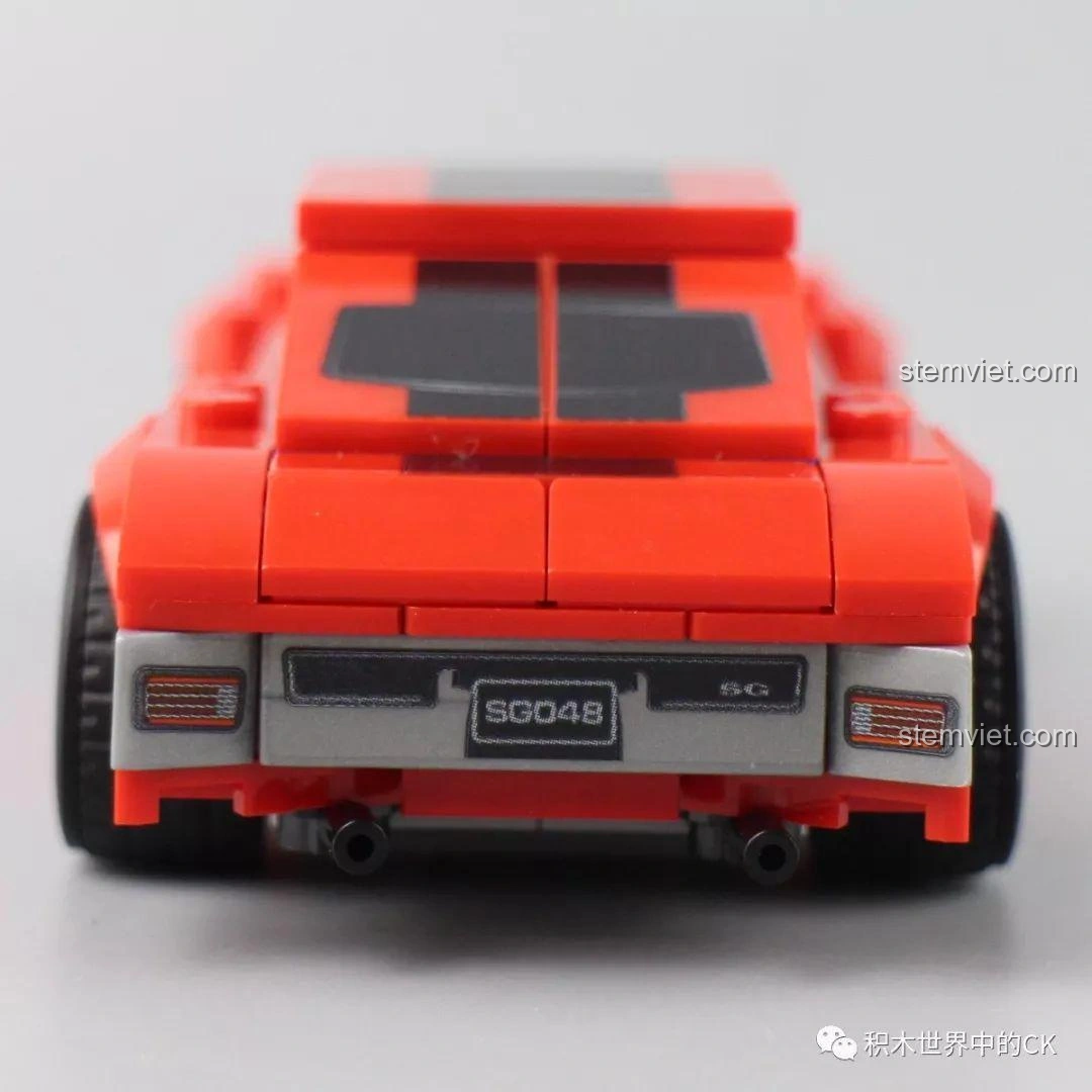 Cận cảnh phần đầu của mô hình xe Sembo Block 607048 màu đỏ, chi tiết đèn pha và lưới tản nhiệt. Đồ chơi lắp ráp xe thể thao.