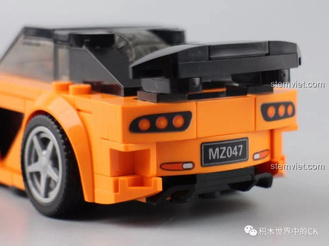 Mô hình xe đua đỏ Sembo Block 607048 đã lắp ráp hoàn chỉnh, góc nghiêng thể hiện thiết kế khí động học và cánh gió sau. Đồ chơi lắp ráp xe hơi.