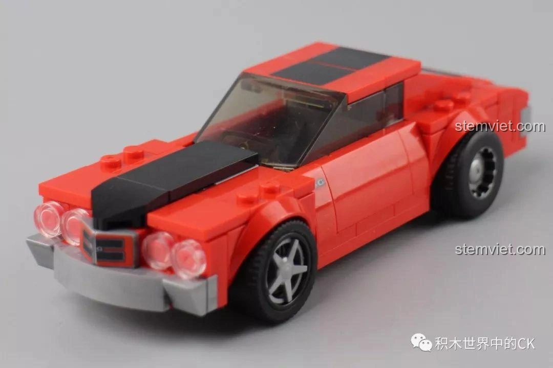 Mặt sau của mô hình xe Sembo Block 607048 màu đỏ, với đèn hậu, ống xả và biển số SG048. Đồ chơi lắp ráp xe đua.