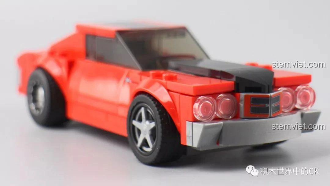 Mô hình xe Sembo Block 607048 màu đỏ với phần mui xe được tháo rời, cho thấy khoang lái và ghế ngồi. Đồ chơi lắp ráp xe thể thao.