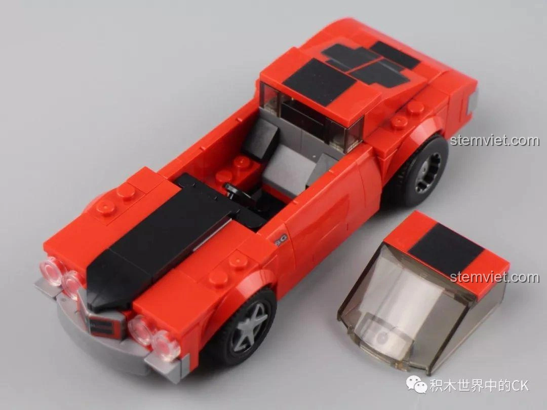 Mô hình xe Sembo Block 607048 màu đỏ và minifigure đi kèm, tạo nên một cảnh tượng hoàn chỉnh và sống động. Đồ chơi lắp ráp xe hơi.