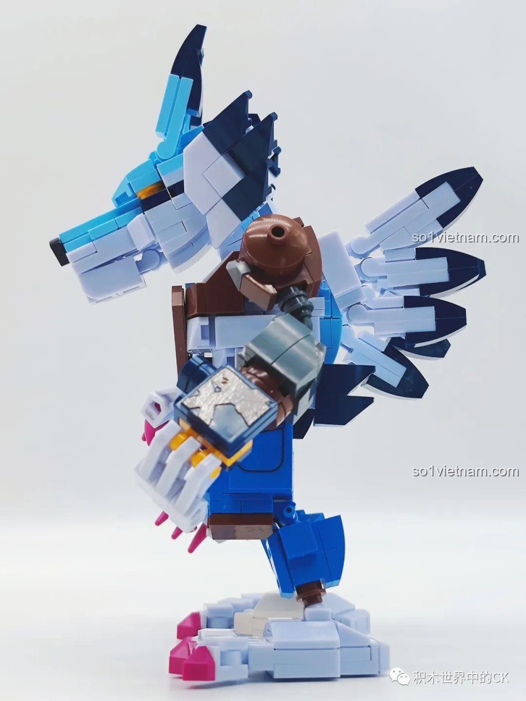 Thành phẩm Garudamon của bộ lắp ráp SEMBO BLOCK 609317 nhìn từ bên trái