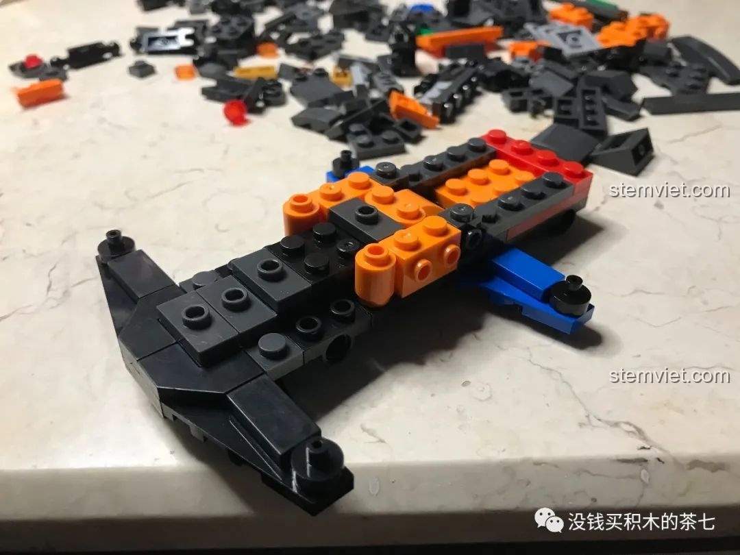 Mã QR và thông tin liên hệ của người review, kêu gọi ủng hộ và mua hàng.