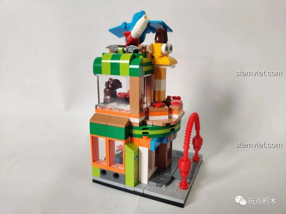 Mặt sau của mô hình cửa hàng đồ chơi Sembo Block 601052, cho thấy các chi tiết nội thất bên trong.