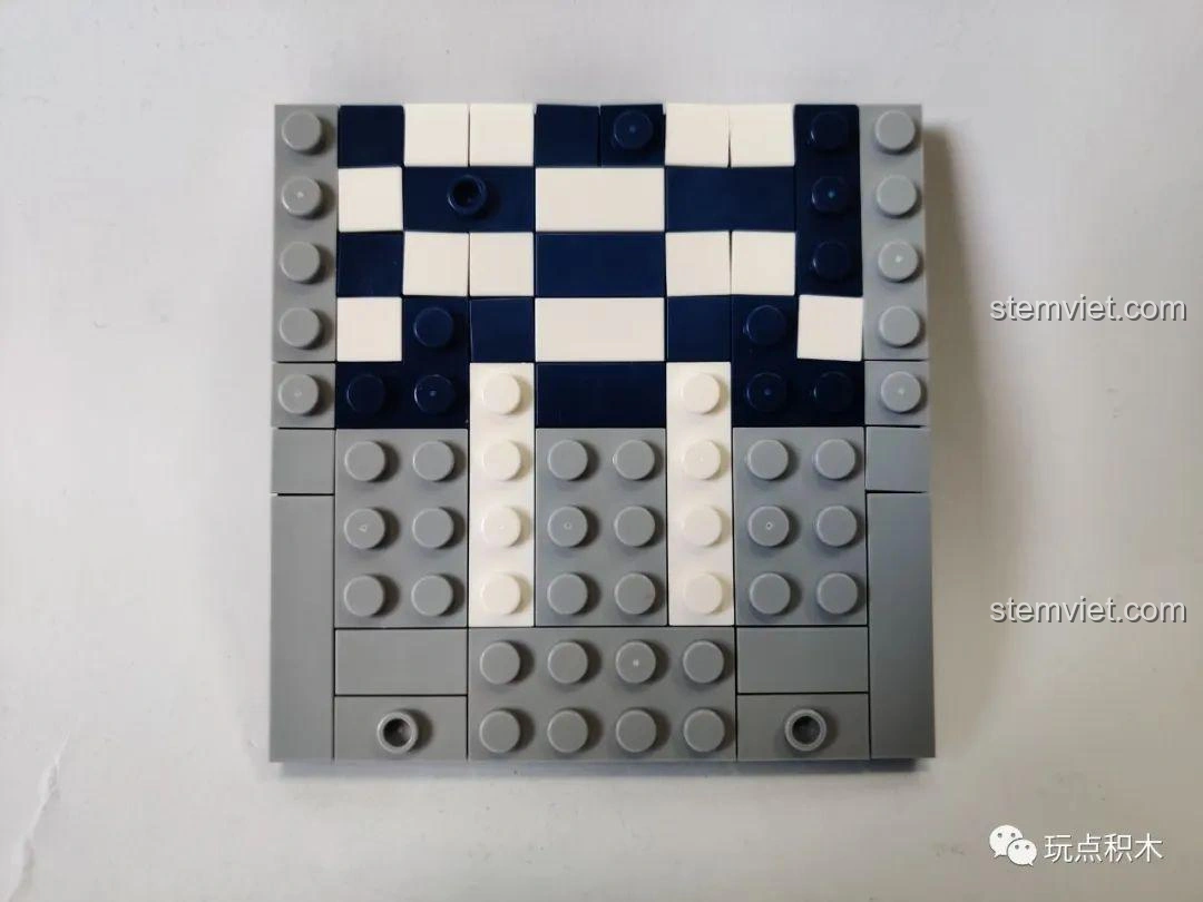 Sàn nhà lát gạch caro đen trắng bên trong mô hình cửa hàng đồ chơi Sembo Block 601052, cùng các chi tiết nội thất.