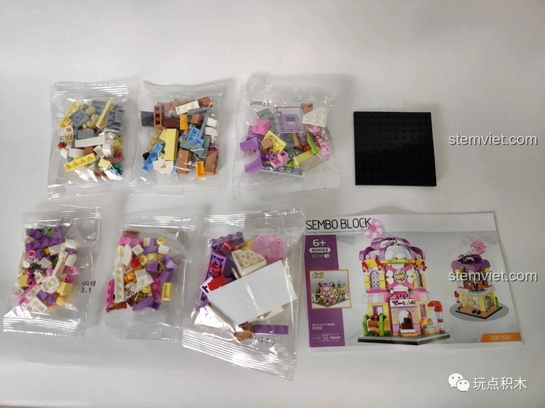 Đế lắp ráp màu xám của Bộ Lắp Ghép Cửa Hàng Kẹo Sembo Block 601053, sẵn sàng cho việc xây dựng.