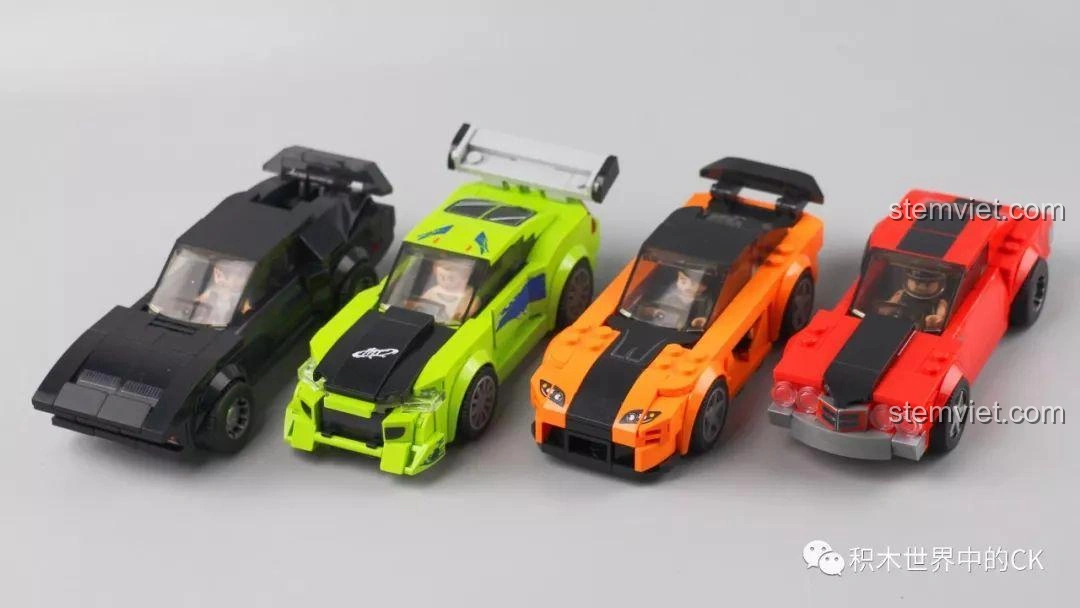 Bốn mô hình xe Sembo Block Famous Car Series 607045-607048 đã lắp ráp hoàn chỉnh: đen, xanh lá, cam (Mazda RX7), đỏ, xếp cạnh nhau. Bộ sưu tập đồ chơi lắp ráp xe đua.