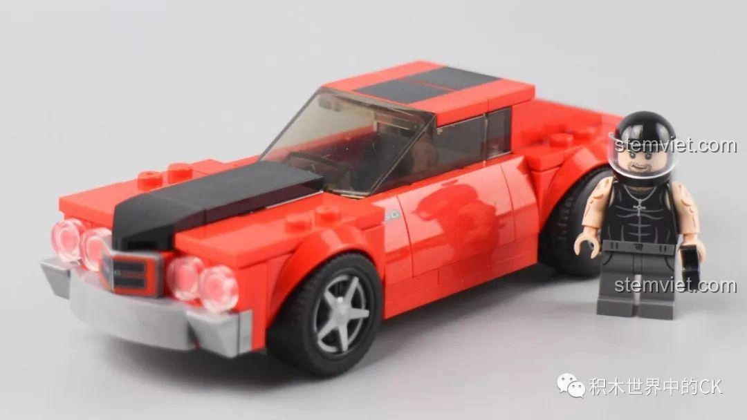 Bốn mô hình xe Sembo Block Famous Car Series 607045-607048 và các minifigure đi kèm, tạo nên một bộ sưu tập xe đua sống động. Đồ chơi lắp ráp xe thể thao cho bé trai.