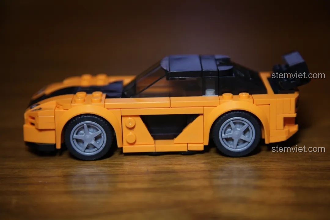 Bốn mô hình xe Sembo Block: De Tomaso Pantera, Chevrolet Chevelle SS, Mitsubishi Eclipse, Mazda RX7, xếp cạnh nhau.