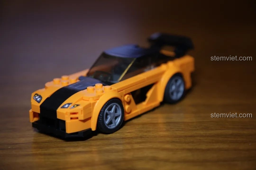 Bốn minifigure của Sembo Block đi kèm các mẫu xe, cận cảnh.