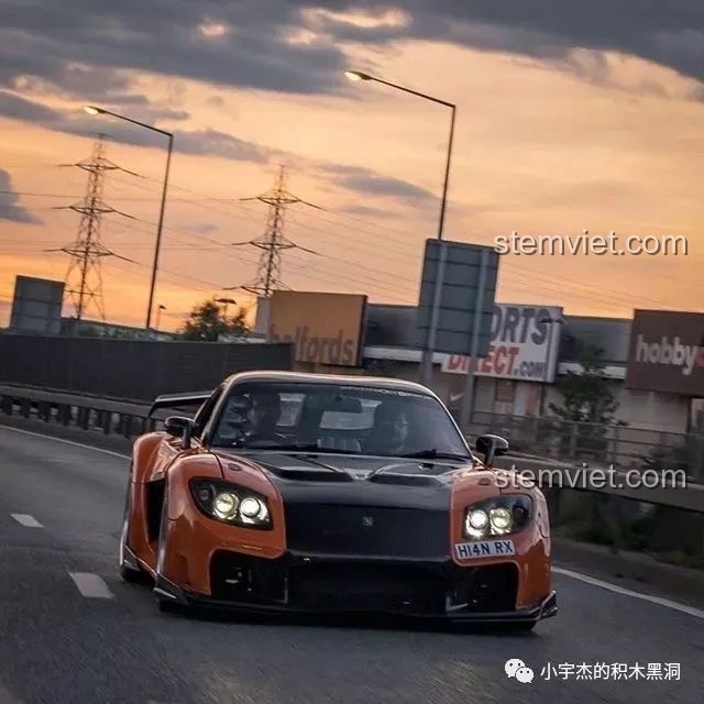 Bốn minifigure của Sembo Block đi kèm các mẫu xe, cận cảnh.