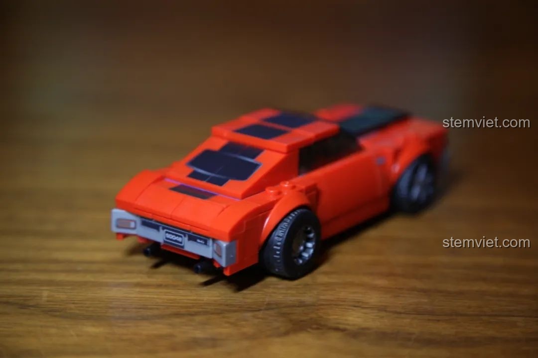 Bốn minifigure của Sembo Block đi kèm các mẫu xe, cận cảnh.