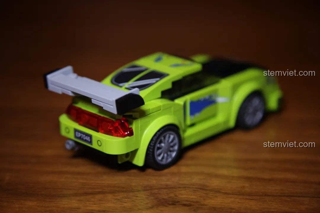 Bốn minifigure của Sembo Block đi kèm các mẫu xe.