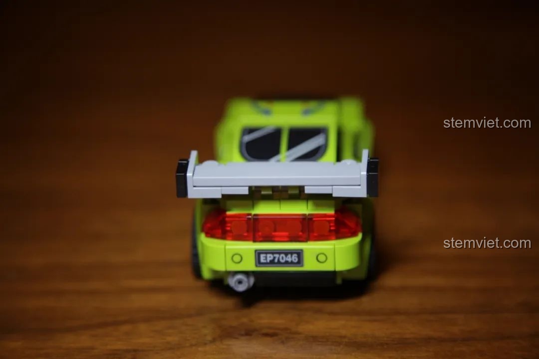 Hình ảnh cuối bài review với thông tin liên hệ và kêu gọi hành động.