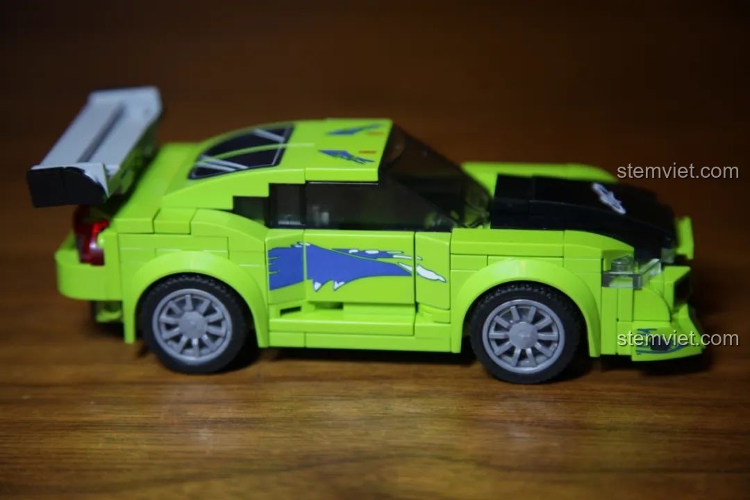 Bốn mô hình xe Sembo Block xếp cạnh nhau trên mặt bàn gỗ.