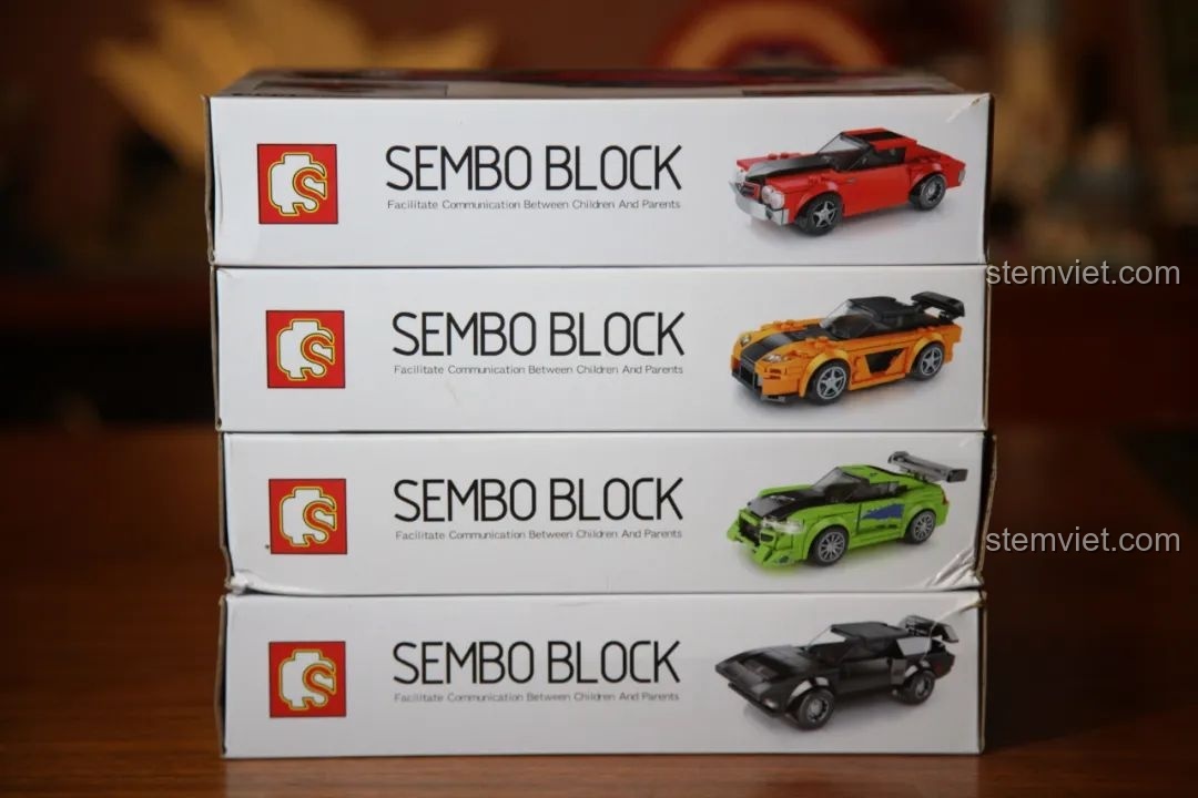 Xếp chồng 4 hộp xe Sembo Block theo thứ tự: đỏ, cam, xanh lá, đen.