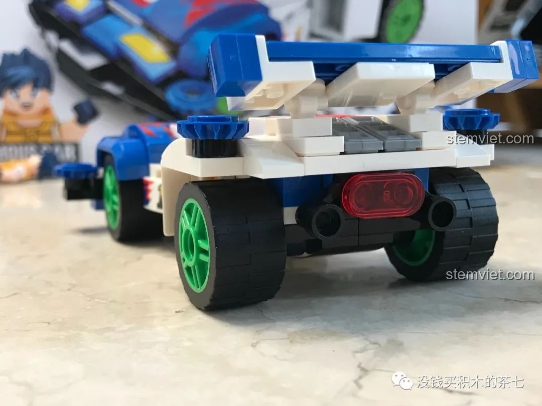 Hai chiếc xe Sonic Saber và Magnum Saber cùng hai minifigure Retsu và Go Seiba, biểu tượng Cuộc Đua Tốc Độ.