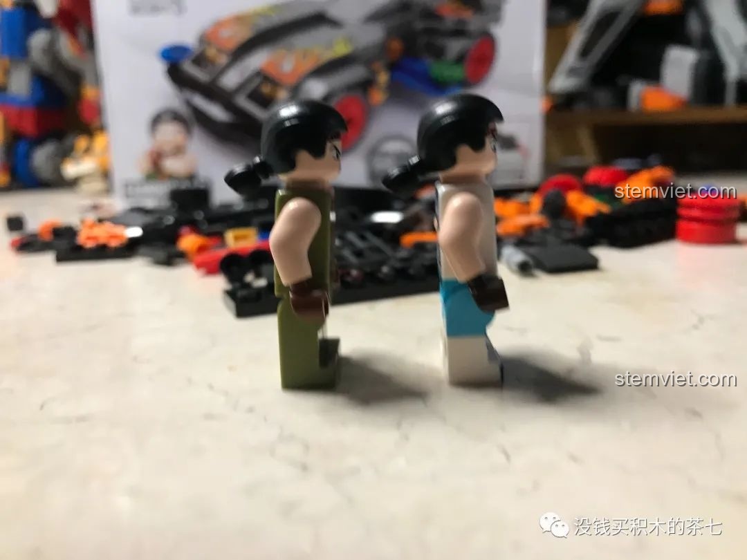 Bốn chiếc xe đua SEMBO Block Sonic Saber, Magnum Saber, Spin Axe, Brute Power và các minifigure.