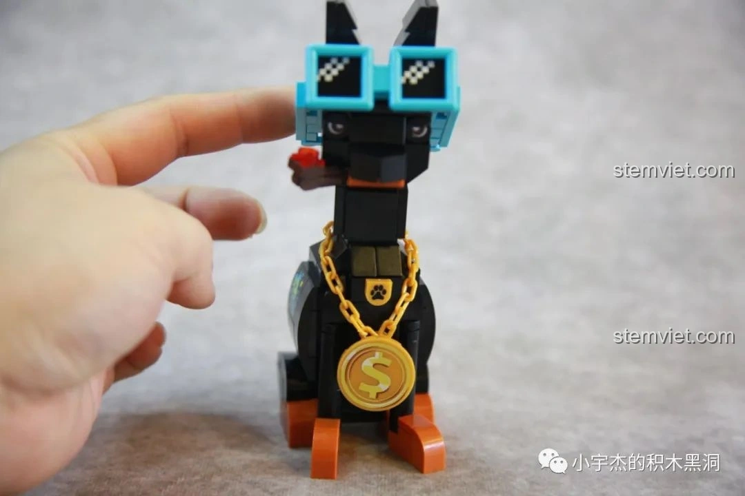 Mô hình cảnh Giáng Sinh lắp ráp của Sembo, với đèn LED lung linh, tạo không khí lễ hội ấm áp. Đồ chơi trang trí, mùa lễ hội.