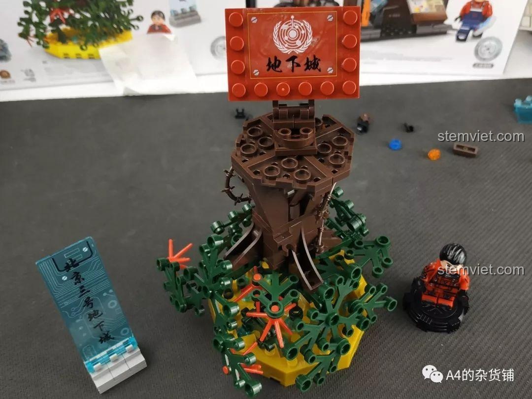 Mô hình cây hoàn chỉnh của bộ lắp ráp SEMBO 107016 Cây Lưu Lạc Địa Cầu Thành Phố Ngầm, kèm minifigure.
