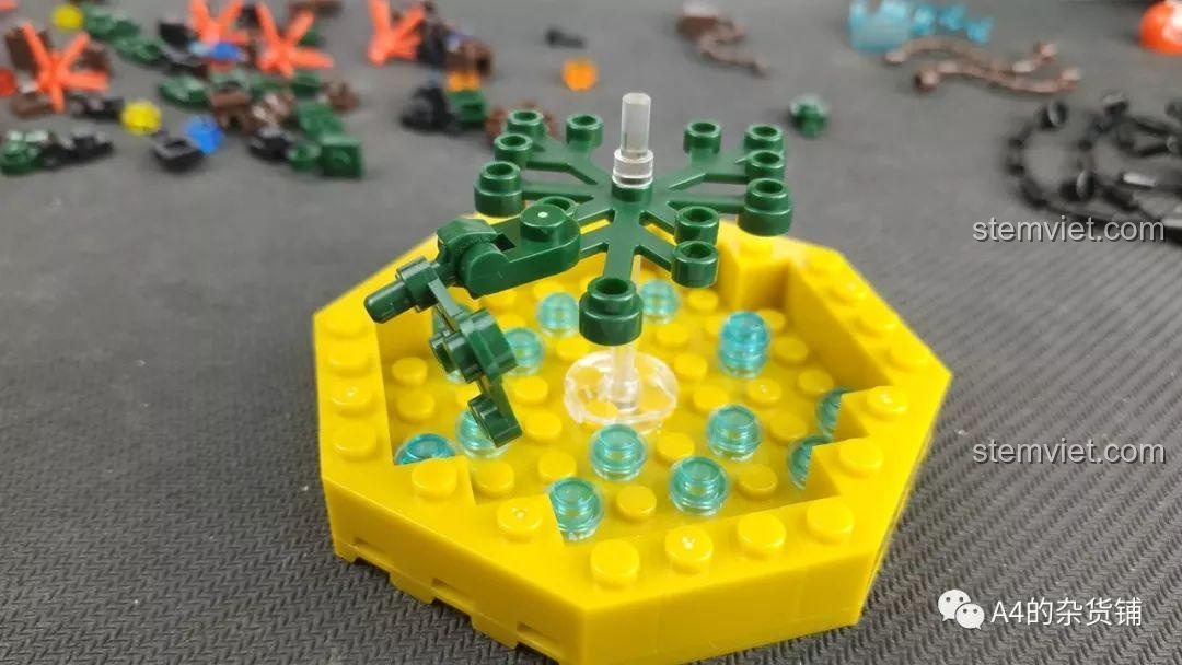 Quá trình lắp ráp phần gốc cây của bộ SEMBO 107016 Cây Lưu Lạc Địa Cầu Thành Phố Ngầm.