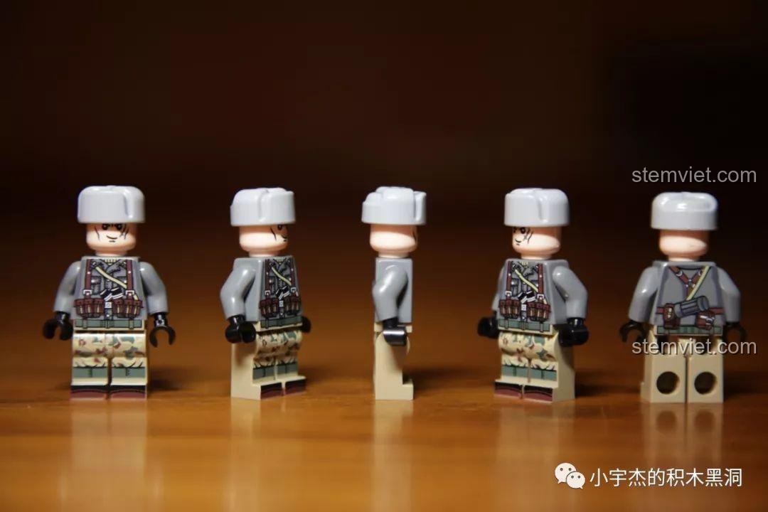 Các góc nhìn của minifigure lính Đức rằn ri, cho thấy họa tiết in chi tiết trên bộ SEMBO.