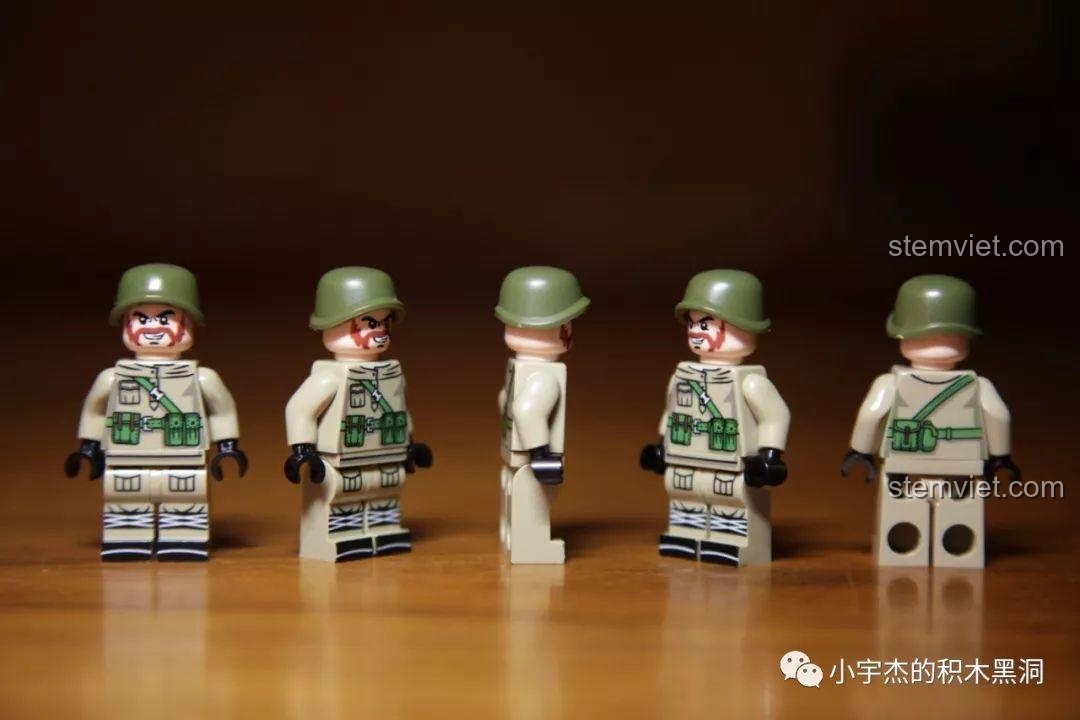 Các góc nhìn chi tiết của minifigure lính Liên Xô, thể hiện chất lượng in ấn của SEMBO.