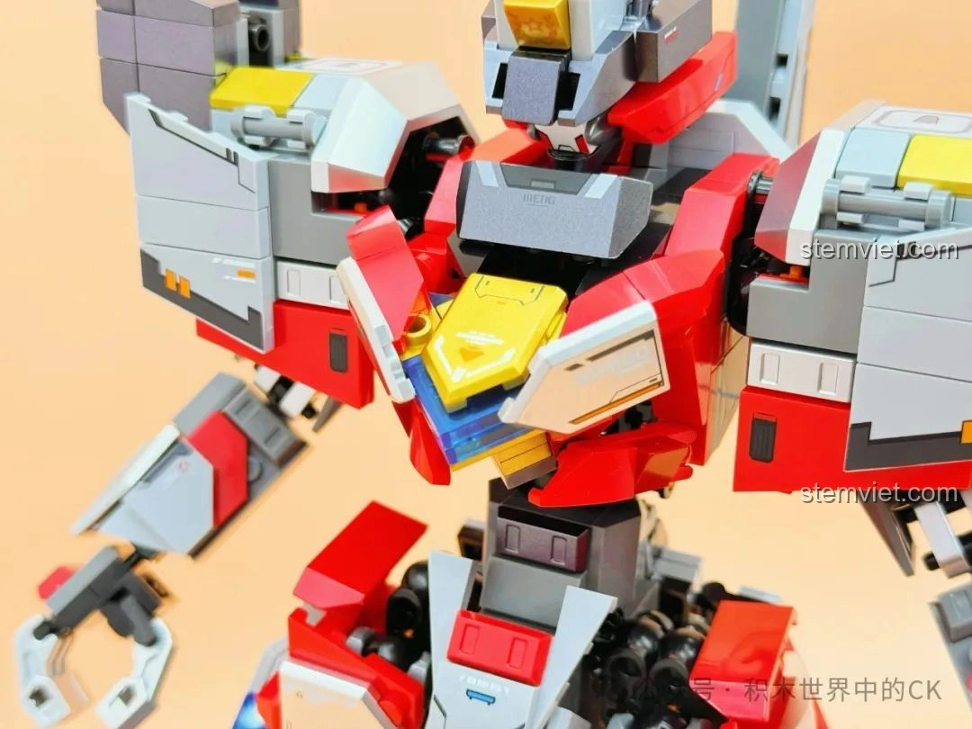 Cận cảnh phần đầu của robot Sembo 055-百川之戟 208042, với các chi tiết mũ giáp và mắt robot.