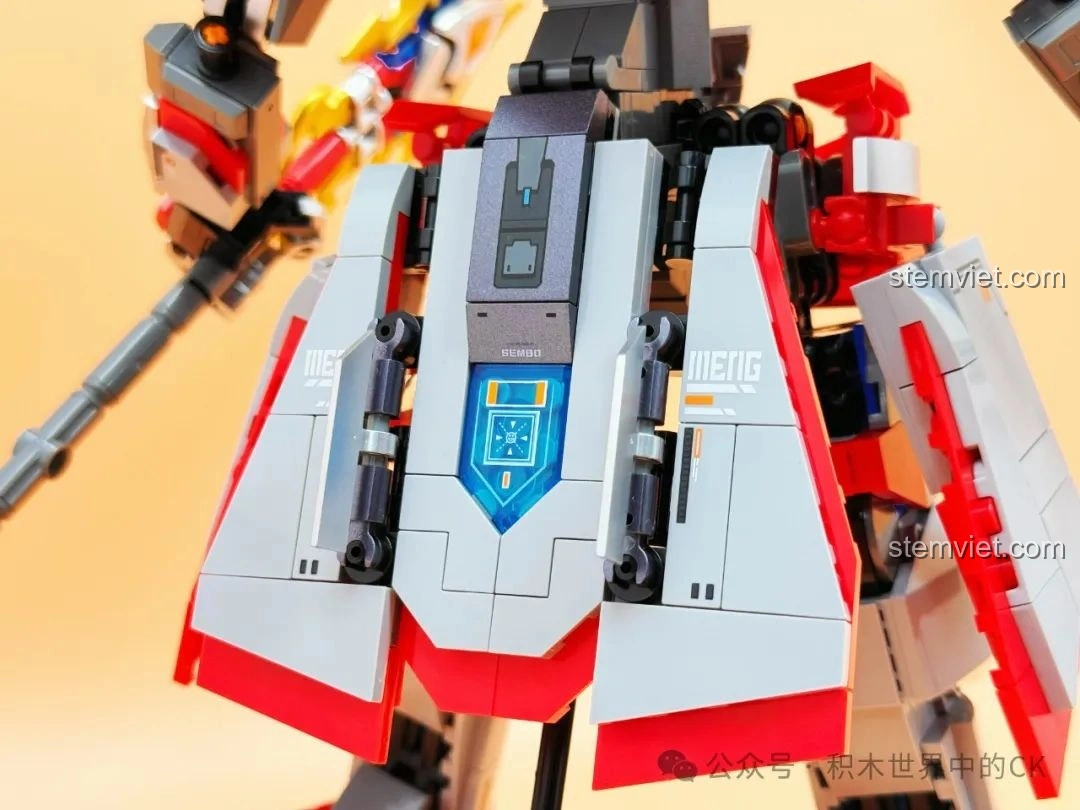 Cận cảnh phần lưng của robot Sembo 055-百川之戟 208042, với các chi tiết giáp và khớp nối.