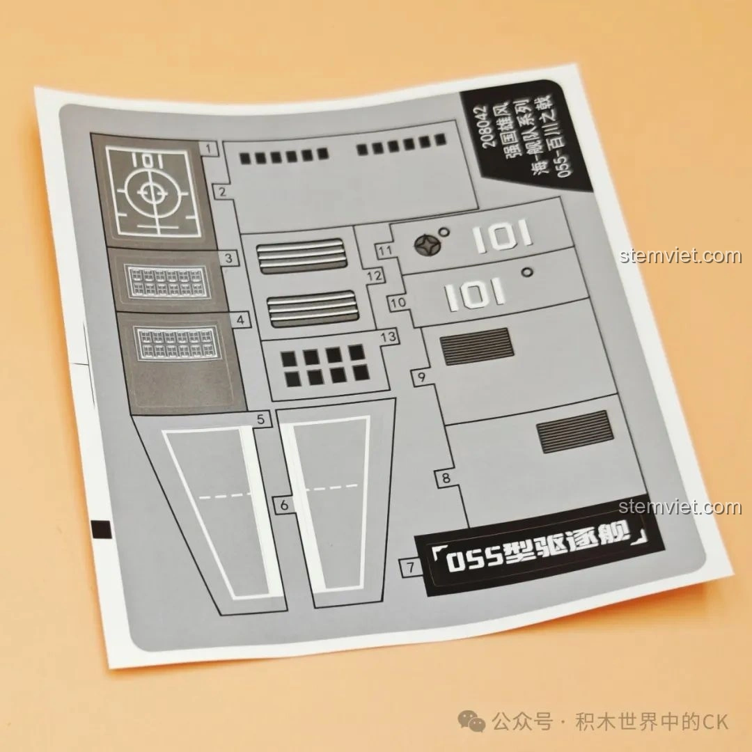 Mô hình chiến hạm mini lắp ráp từ bộ Sembo 055-百川之戟 208042 nhìn từ góc nghiêng, thể hiện các chi tiết trên boong tàu.