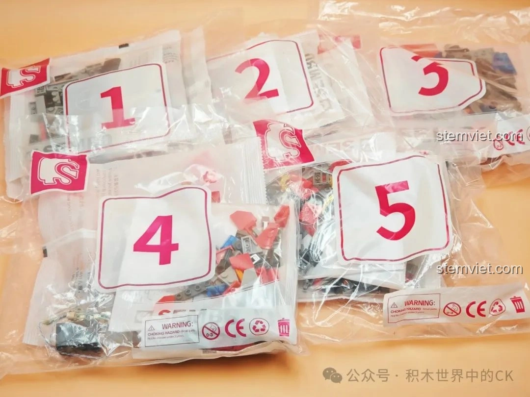 Mô hình chiến hạm mini lắp ráp từ bộ Sembo 055-百川之戟 208042 nhìn từ phía sau, với chi tiết sân bay trực thăng.