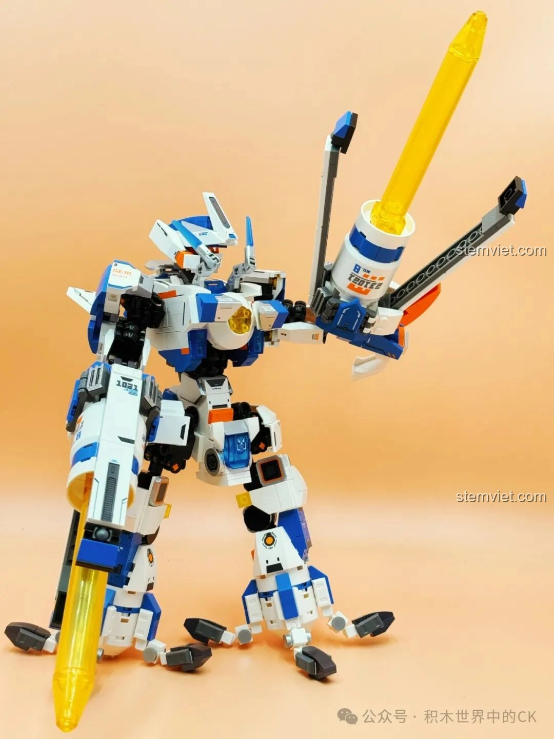 Mặt sau hộp đồ chơi lắp ráp Sembo 055-百川之戟 208042, hiển thị các tính năng và thông số kỹ thuật của robot.