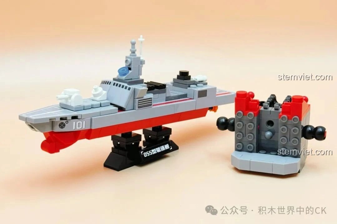 Quá trình lắp ráp phần thân của robot Sembo 055-百川之戟 208042, với các chi tiết màu đỏ và xám.