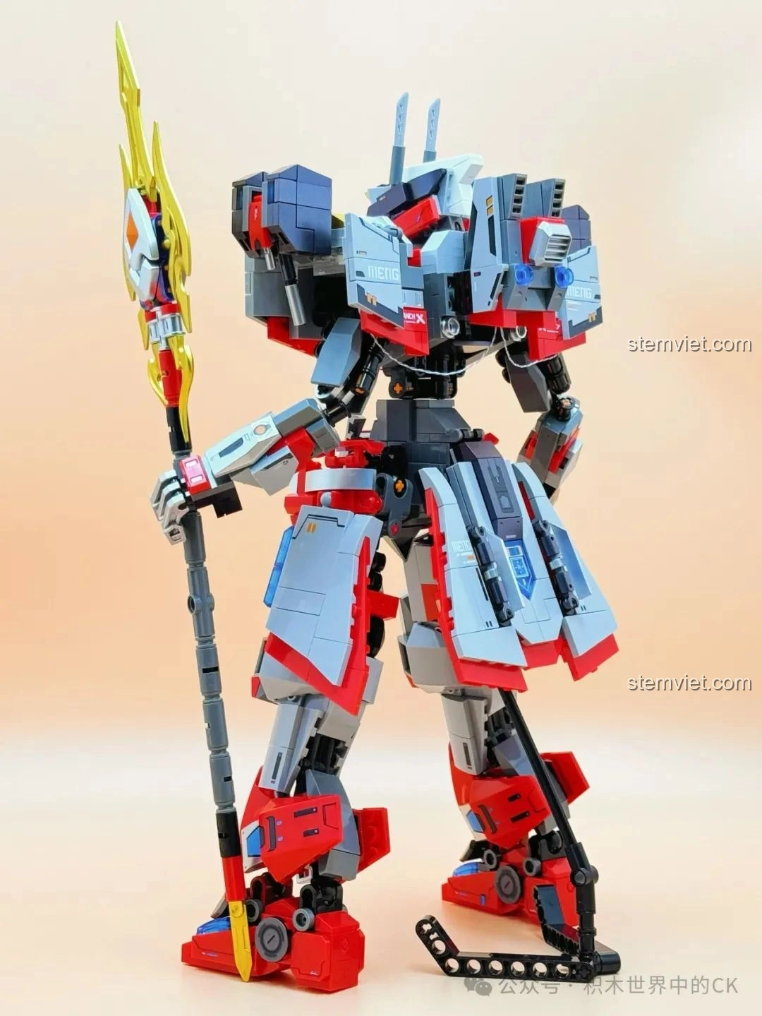 Mô hình robot Sembo 055-百川之戟 208042 phát sáng trong bóng tối, nhìn từ góc nghiêng, thể hiện hiệu ứng đèn LED.