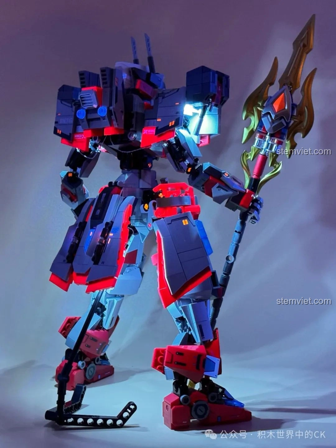 Mô hình robot Sembo 055-百川之戟 208042 phát sáng trong bóng tối, với đèn LED màu đỏ và xanh lam rực rỡ.