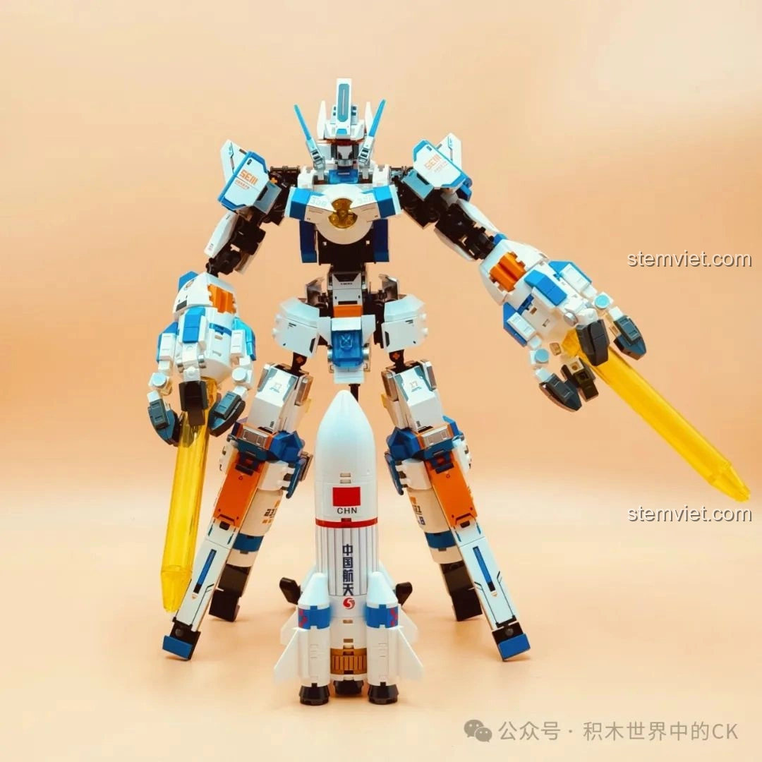 Mô hình robot Sembo 055-百川之戟 208042 phát sáng trong bóng tối, nhìn từ góc nghiêng, thể hiện hiệu ứng đèn LED.