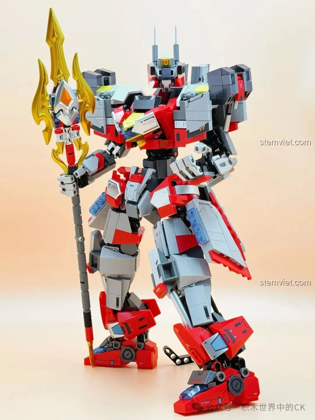 Mô hình robot Sembo 055-百川之戟 208042 trong tư thế chiến đấu, với cây giáo giơ cao, thể hiện sự linh hoạt.