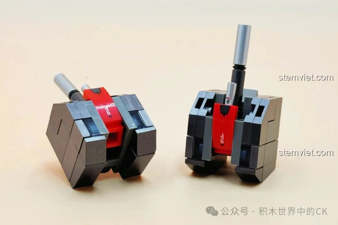 Mô hình robot Sembo 055-百川之戟 208042 đã hoàn thiện, đứng thẳng với cây giáo vàng rực rỡ trong tay.