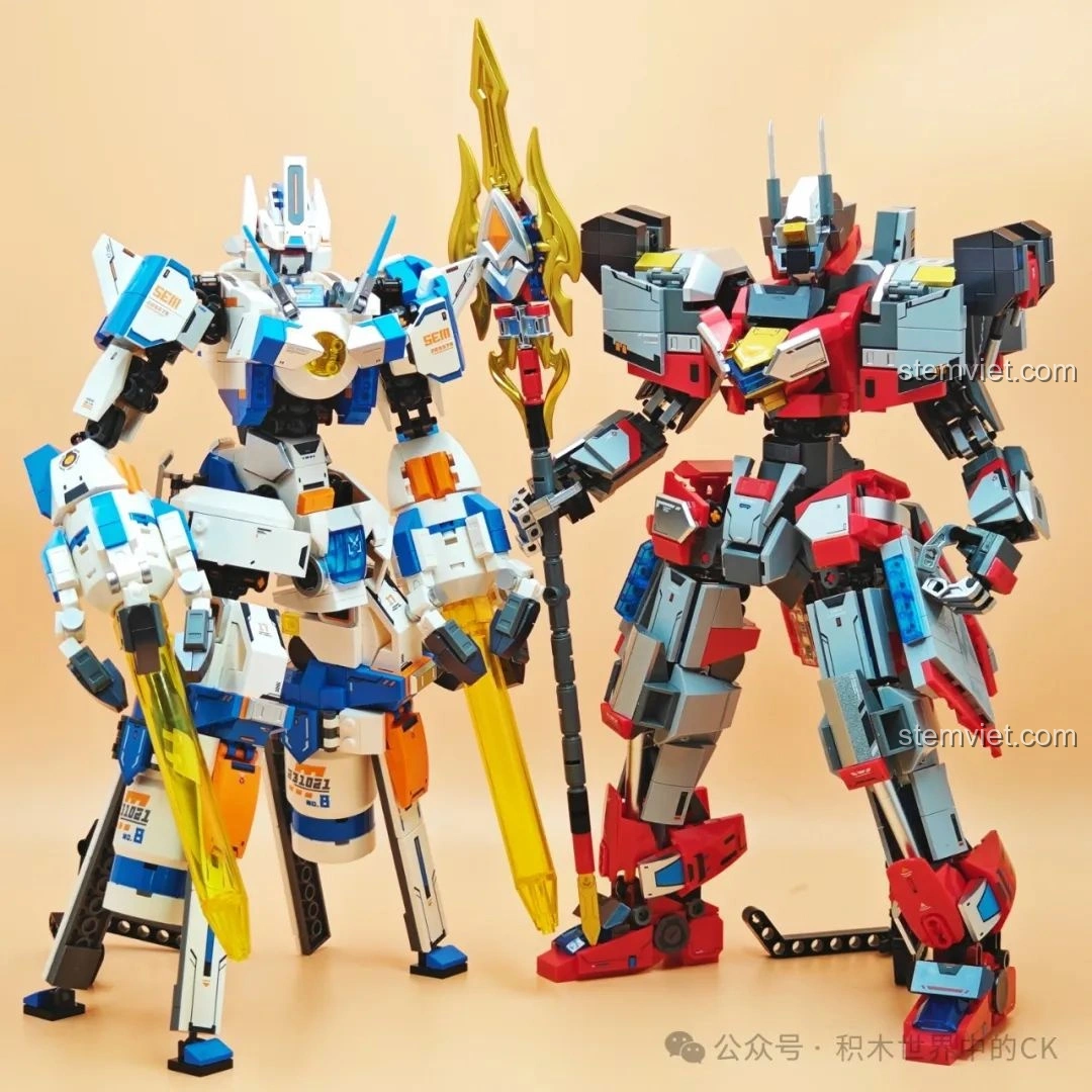 Mô hình robot Sembo 055-百川之戟 208042 đứng cạnh mô hình chiến hạm mini, thể hiện sự kết hợp độc đáo.