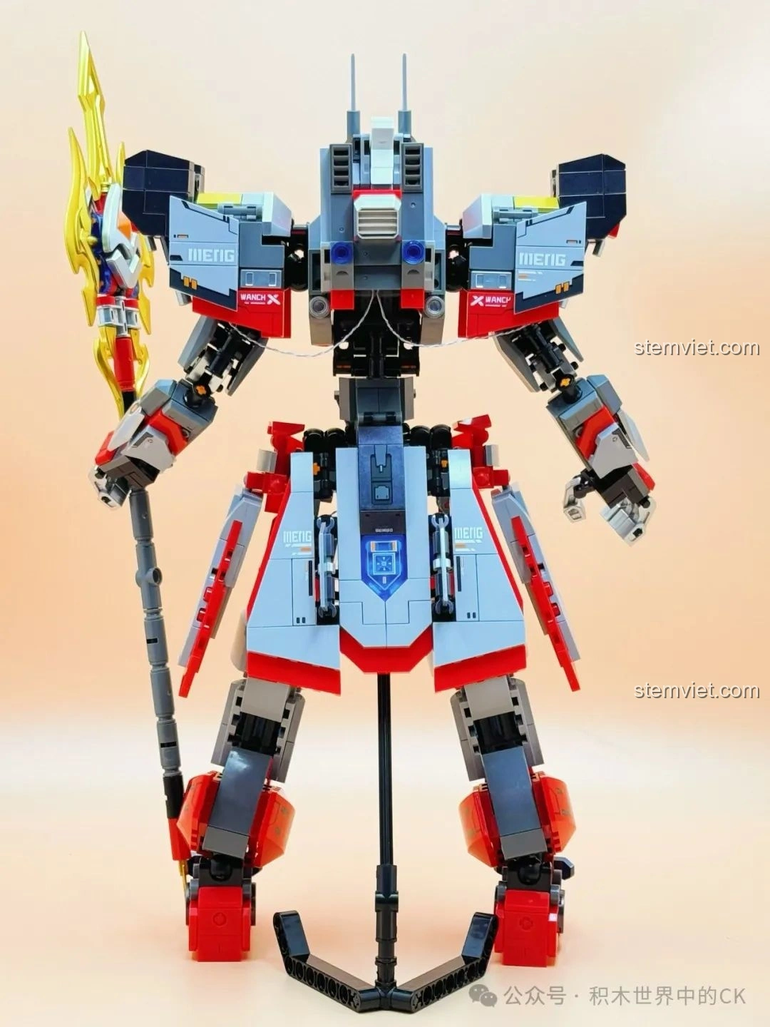 Mô hình robot Sembo 055-百川之戟 208042 đứng cạnh mô hình chiến hạm mini, thể hiện sự kết hợp độc đáo.