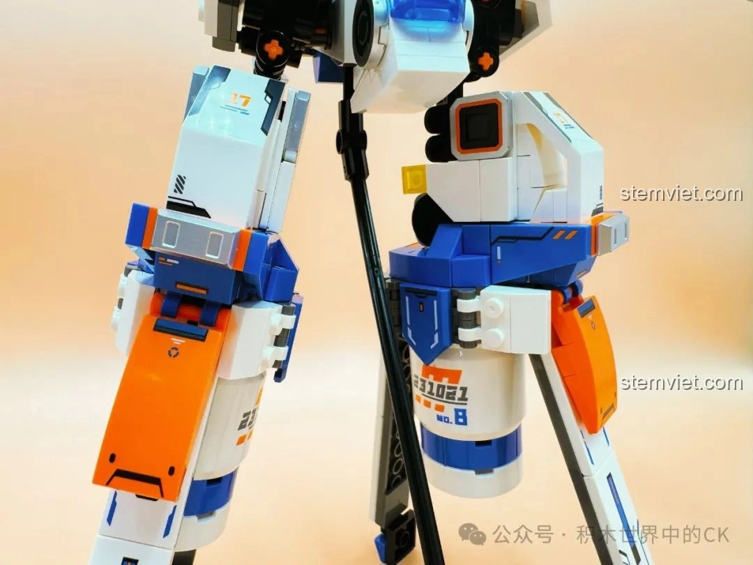 Cận cảnh phần chân của robot Sembo CZ5-星穹流光 203378, với các chi tiết giáp và số hiệu.