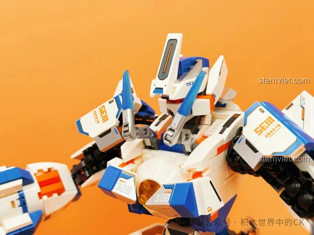 Cận cảnh phần đầu của robot Sembo CZ5-星穹流光 203378, với các chi tiết mũ giáp và mắt robot.